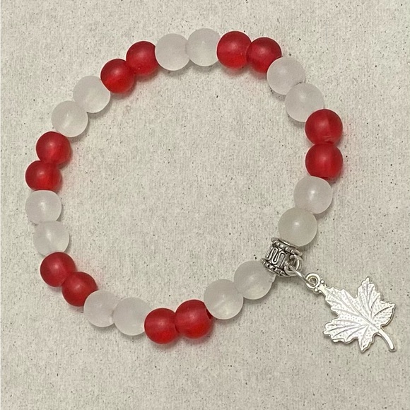 ❤️ SOLD ❤️ CANADA DAY bracelet with Maple Leaf charm - Picture 1 of 2